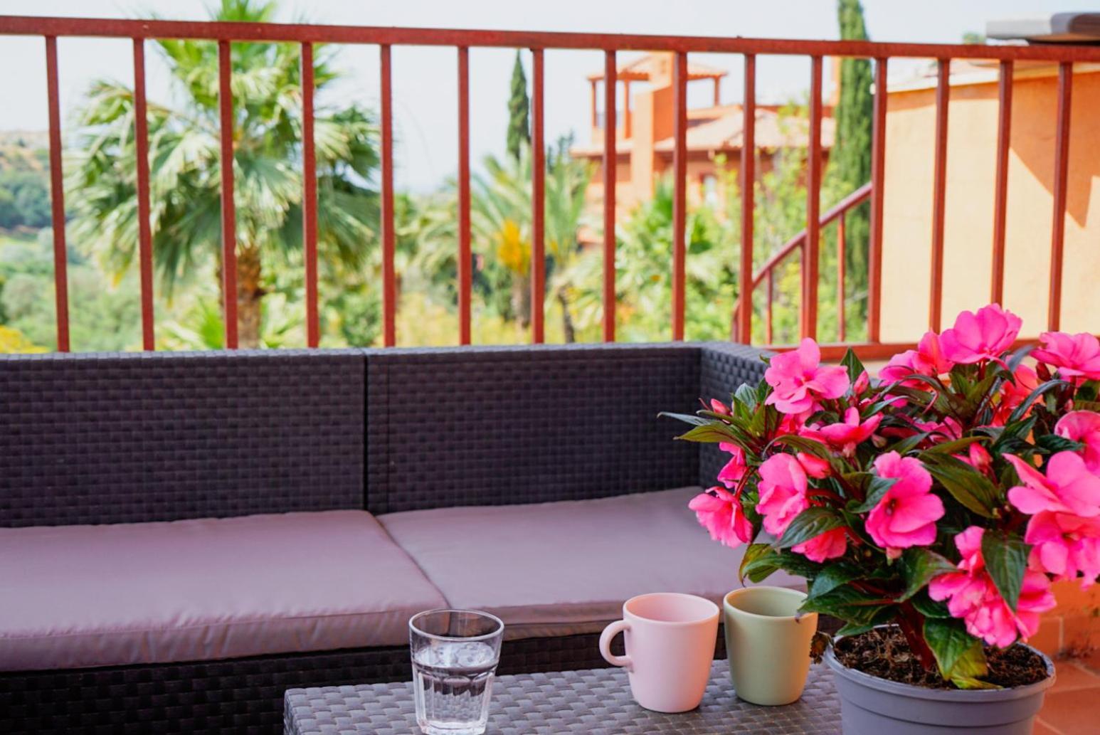 Two Bedroom Penthouse Marbella, With Sea Views Near Golf And Beaches *